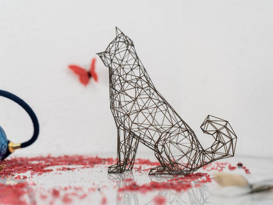 Entzückende Akita-Hundeskulptur