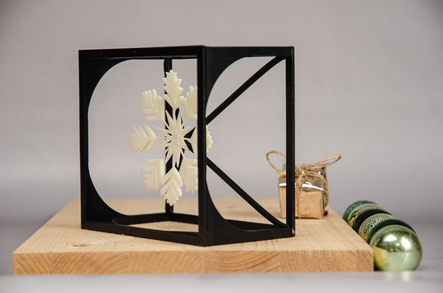 Schneeflockenwürfel – Minimalistisches Würfeldesign für winterlich inspirierte Wohndekoration