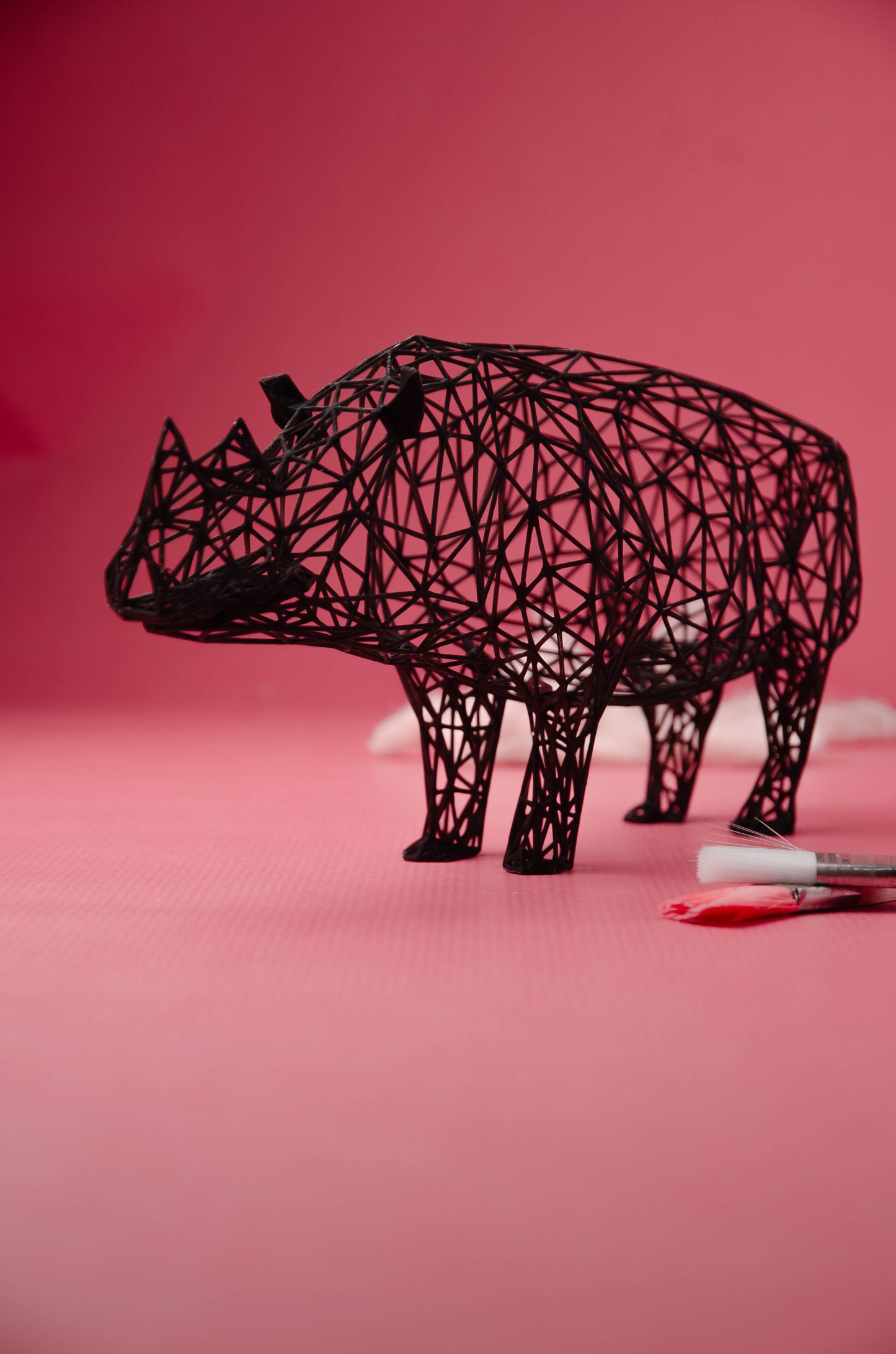 Moderne Nashorn-Skulptur