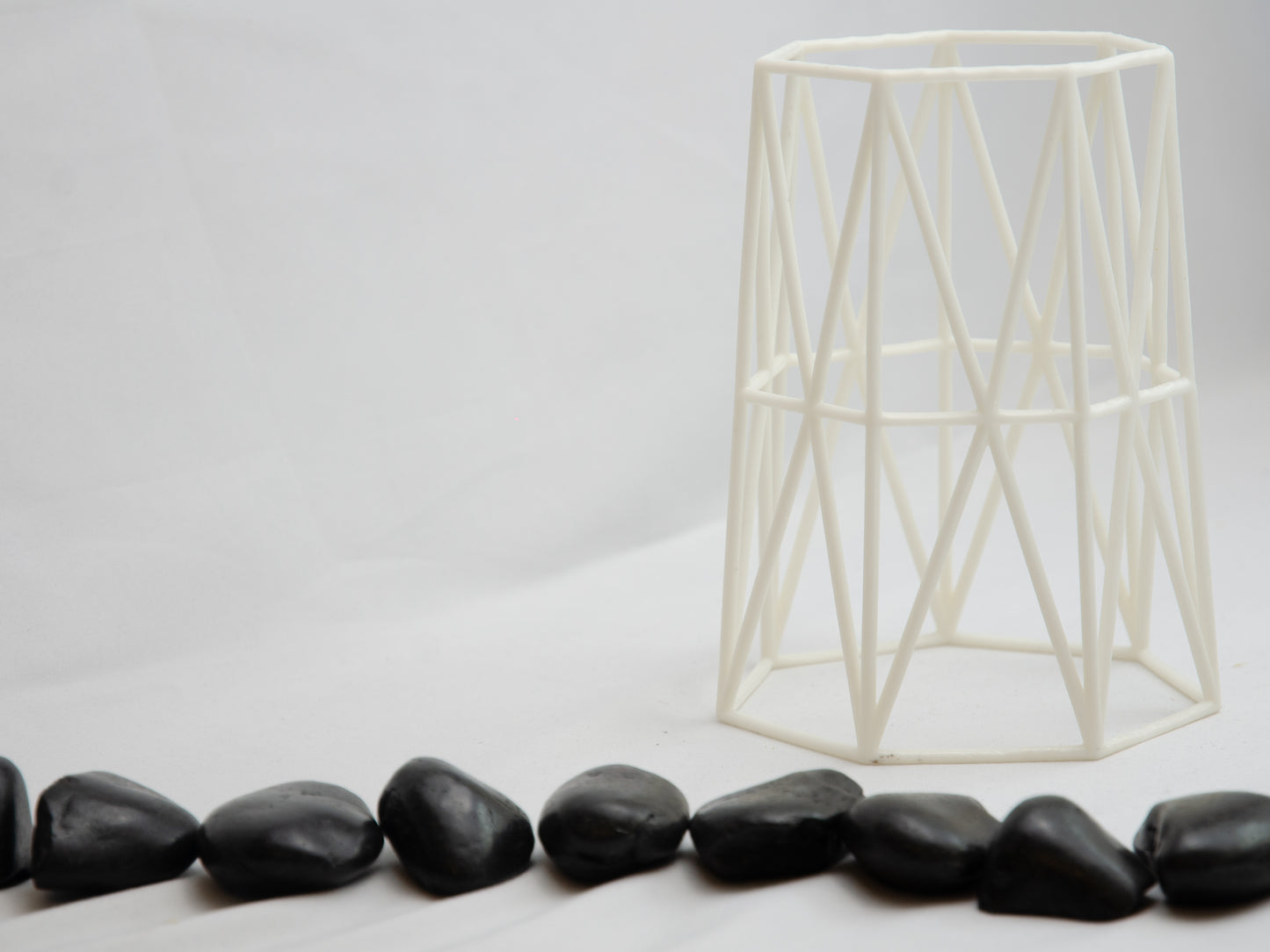 Aufrechter geometrischer Vasenkäfig aus Draht – Schwarzes Design für 10-cm-Töpfe & Hochzeitstischdekoration