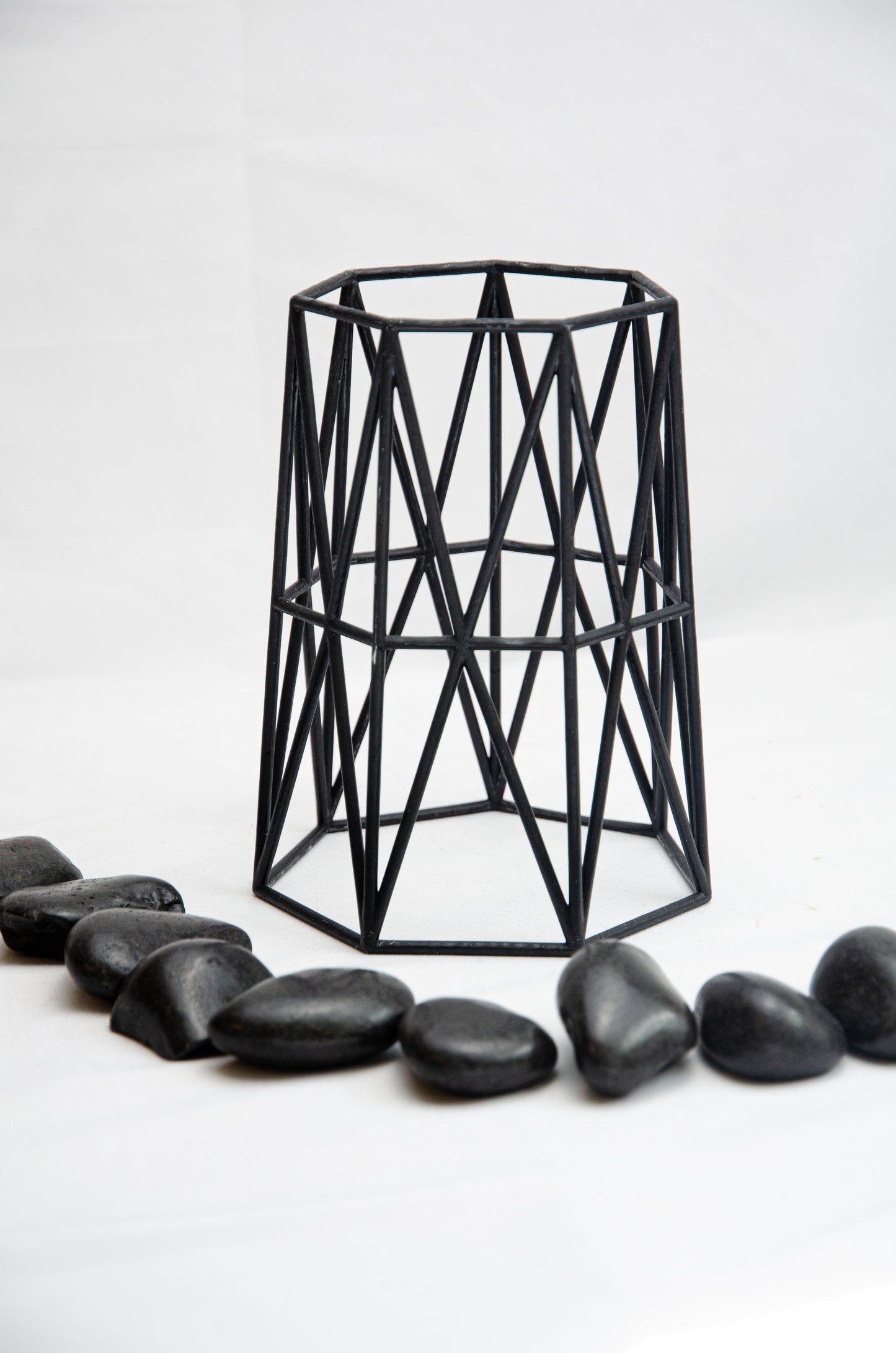 Aufrechter geometrischer Vasenkäfig aus Draht – Schwarzes Design für 10-cm-Töpfe & Hochzeitstischdekoration