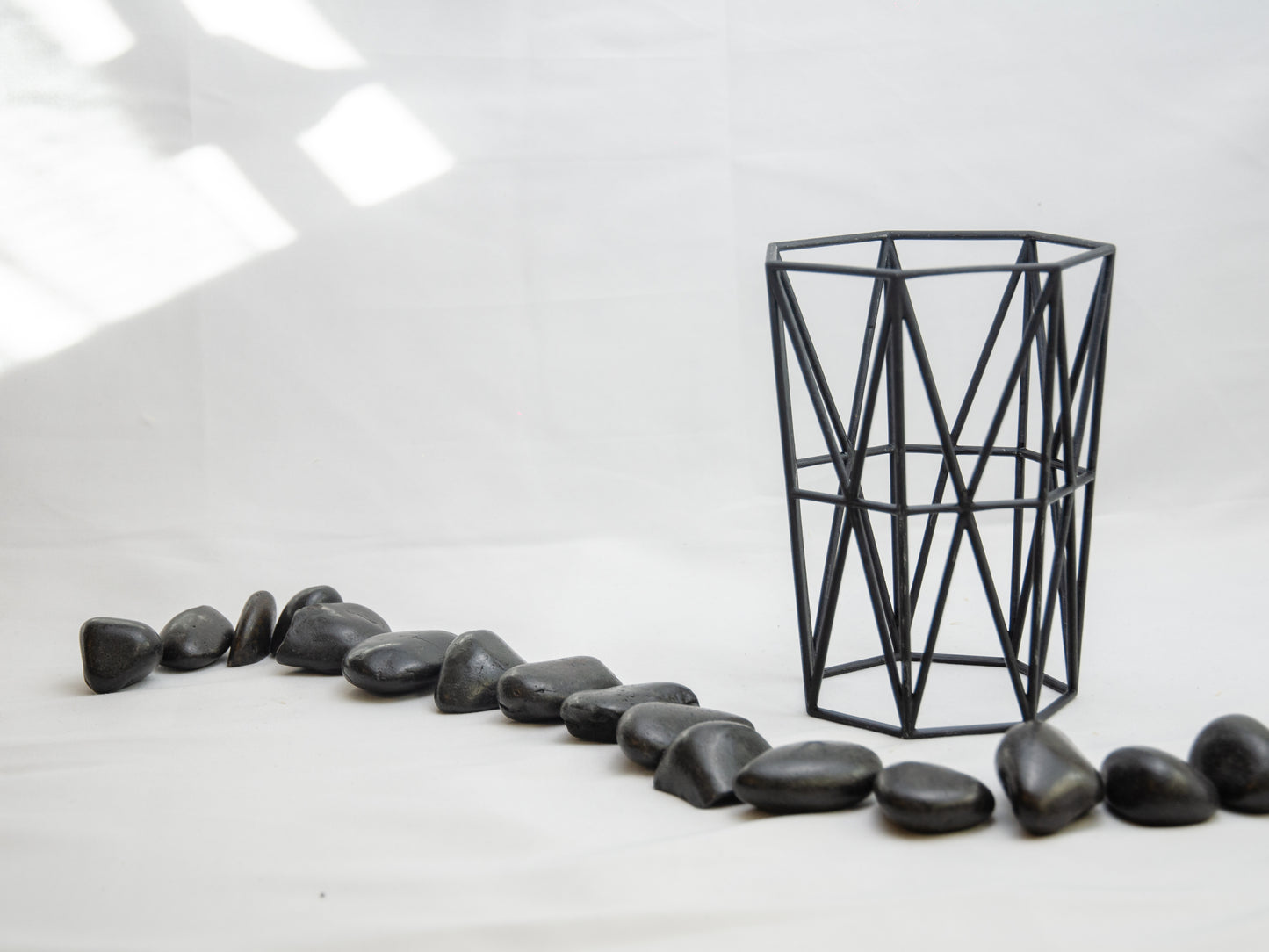 Aufrechter geometrischer Vasenkäfig aus Draht – Schwarzes Design für 10-cm-Töpfe & Hochzeitstischdekoration