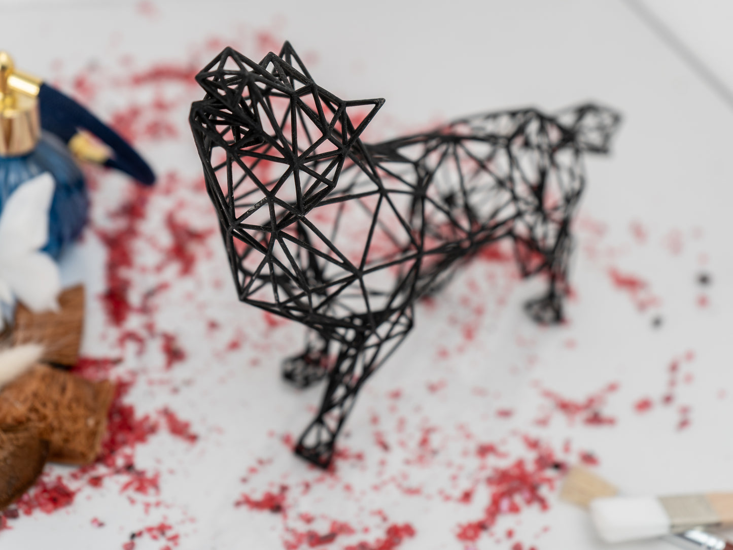 Majestätische moderne Wolfsskulptur - 3D-Drahtgitter-Harzkunst für Wohndekoration, geometrisches Dekor