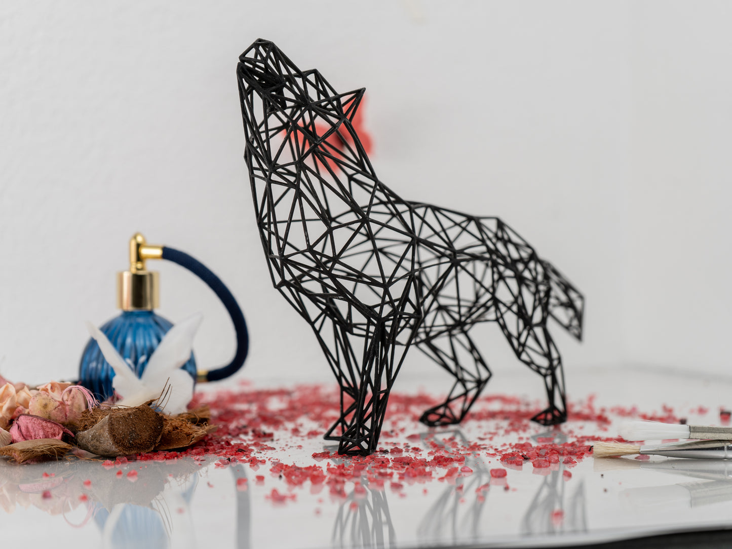 Majestätische moderne Wolfsskulptur - 3D-Drahtgitter-Harzkunst für Wohndekoration, geometrisches Dekor