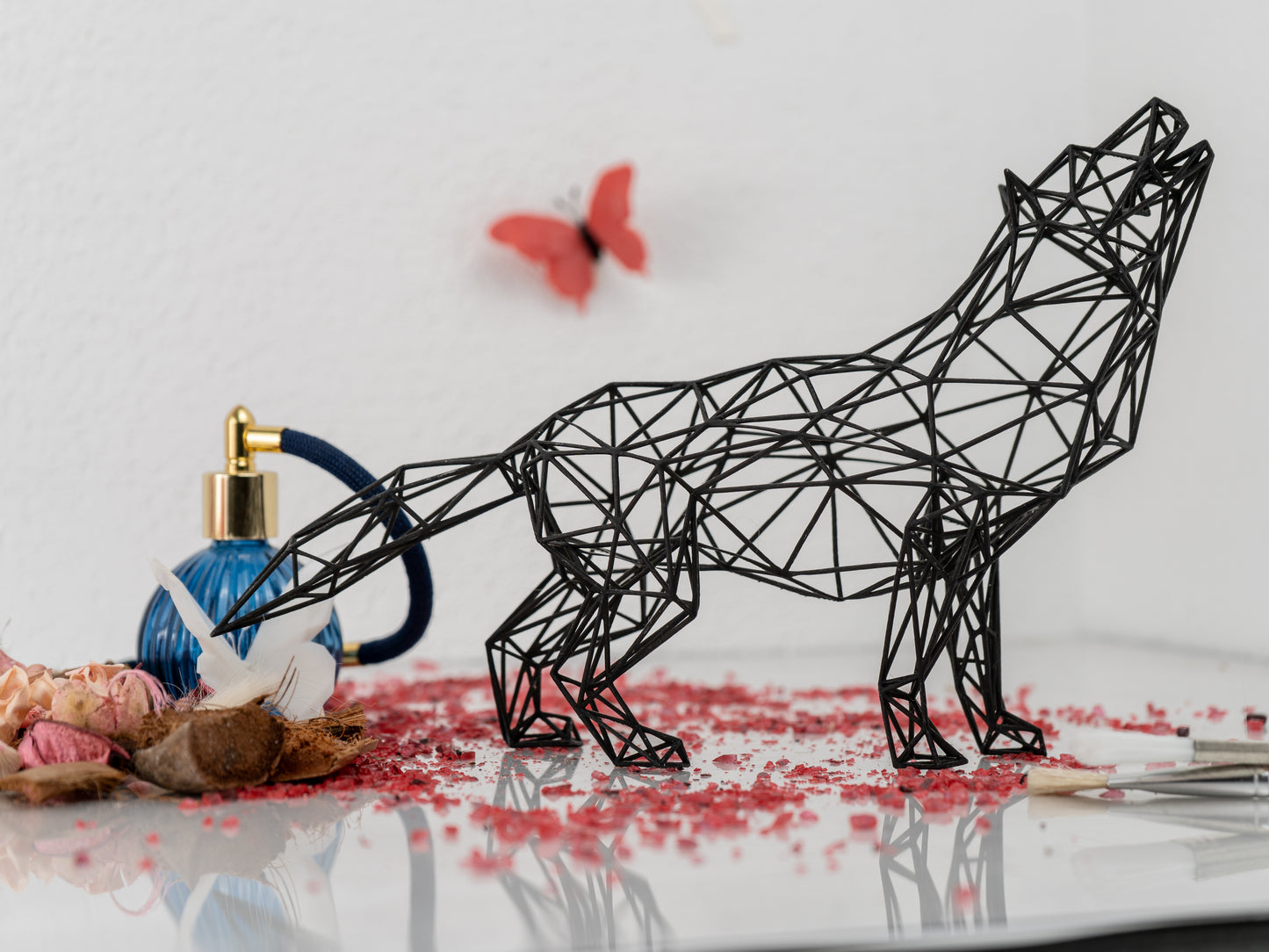 Majestätische moderne Wolfsskulptur - 3D-Drahtgitter-Harzkunst für Wohndekoration, geometrisches Dekor