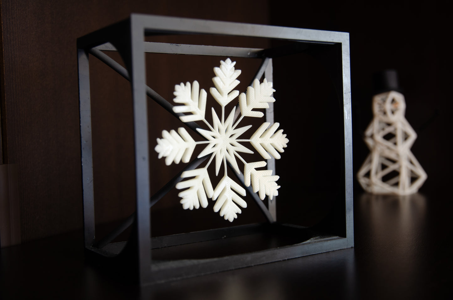 Schneeflockenwürfel – Minimalistisches Würfeldesign für winterlich inspirierte Wohndekoration