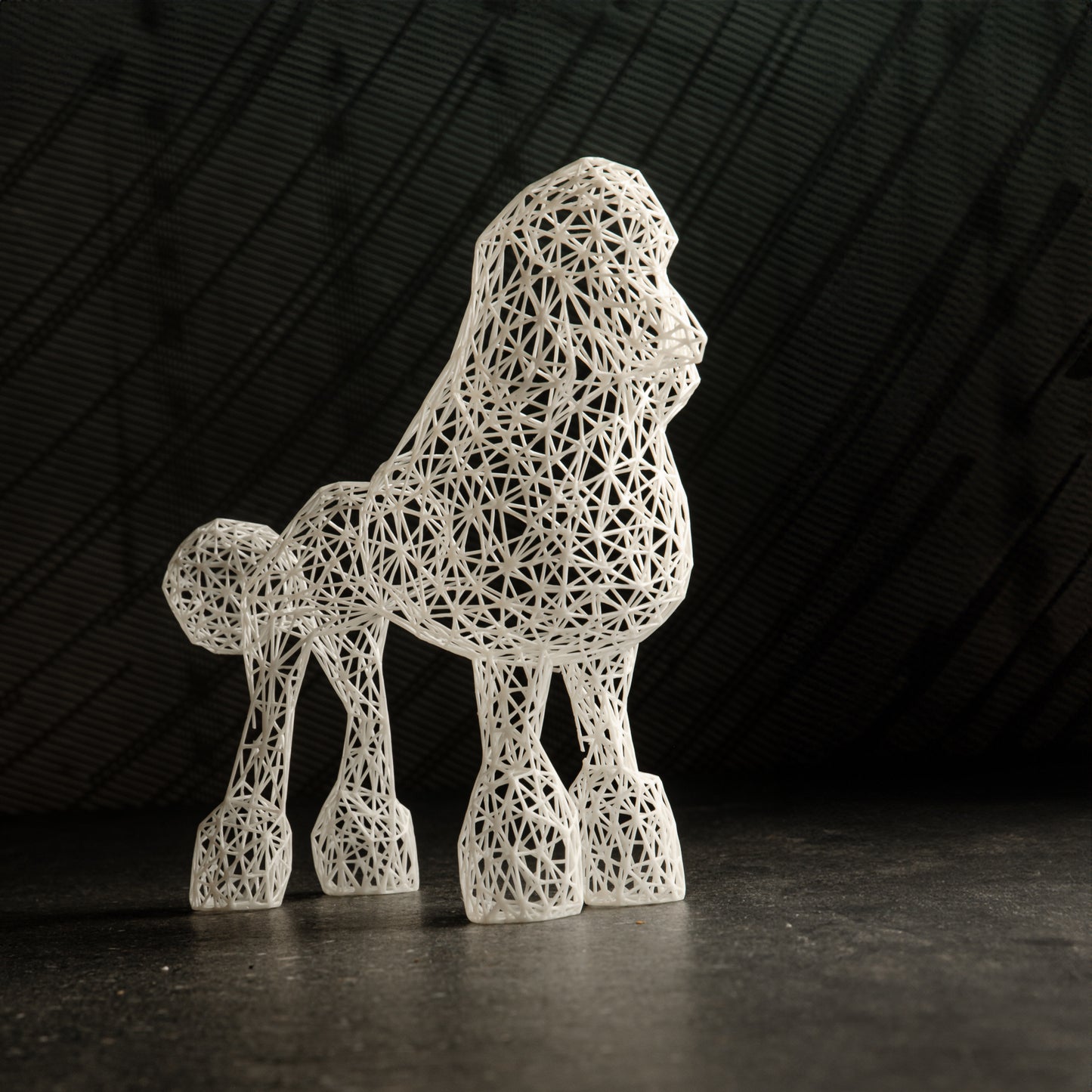 Elegante Pudelskulptur aus Draht – Moderne Hundedekoration für Zuhause und Büro