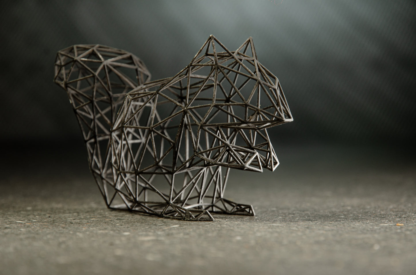 Zauberhafte Eichhörnchen-Skulptur aus Drahtdekor