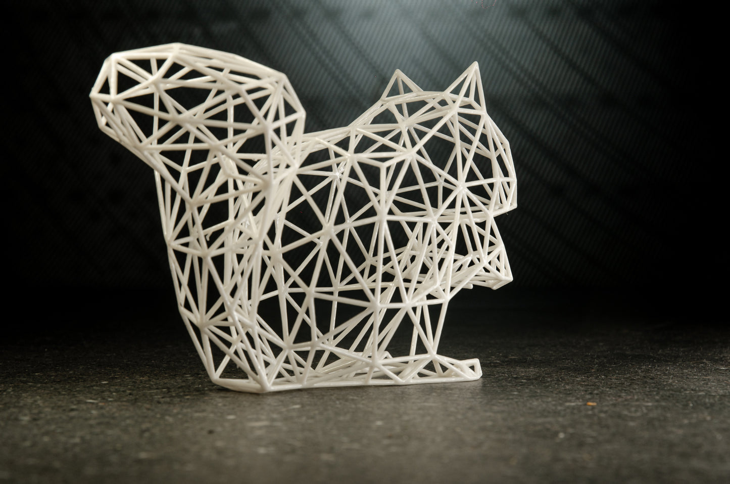 Zauberhafte Eichhörnchen-Skulptur aus Drahtdekor