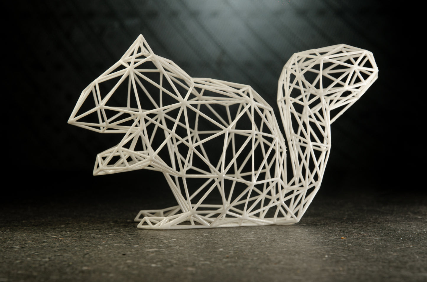 Zauberhafte Eichhörnchen-Skulptur aus Drahtdekor