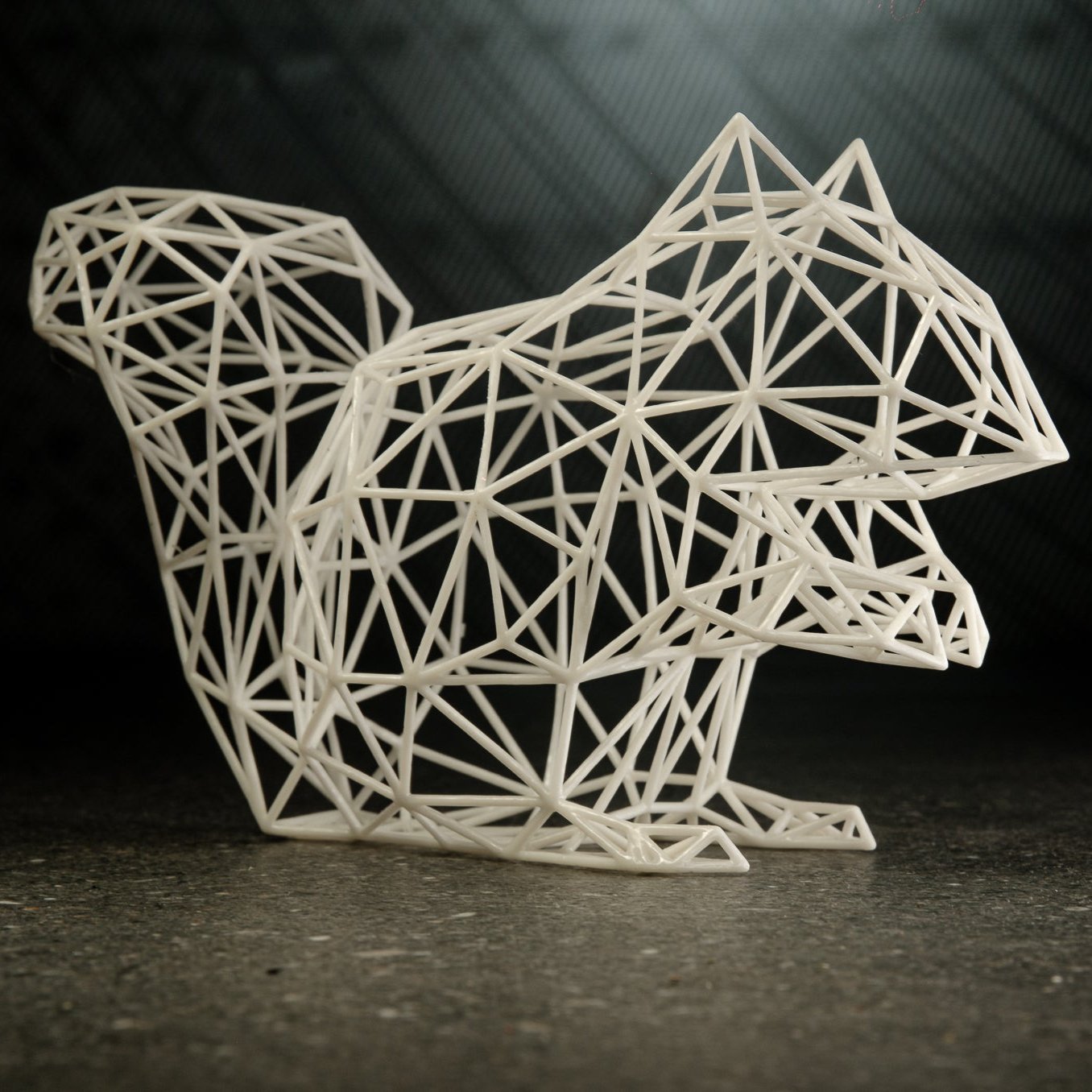 Zauberhafte Eichhörnchen-Skulptur aus Drahtdekor