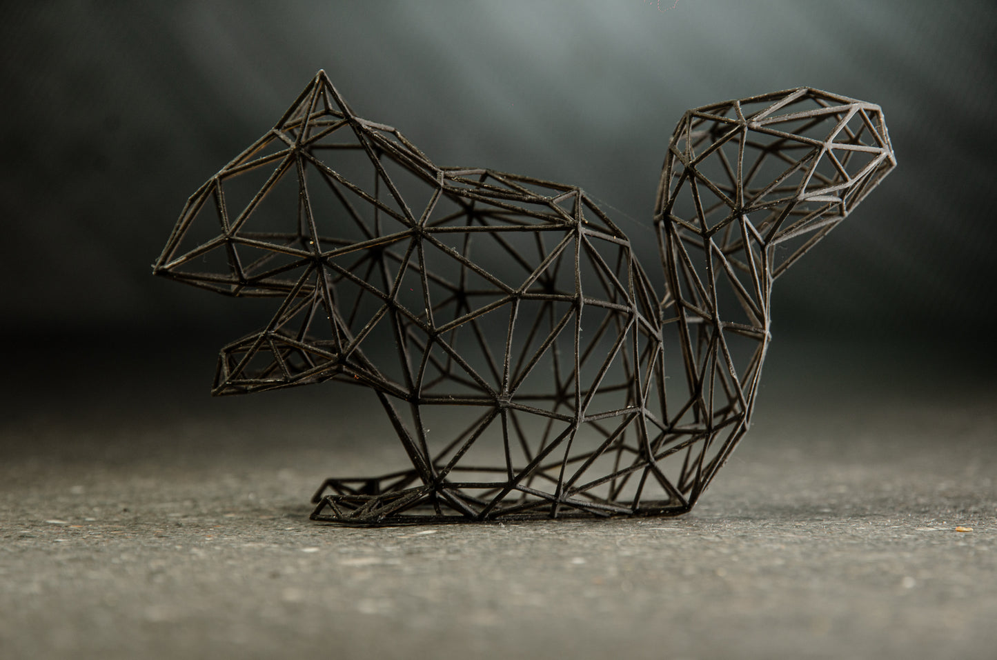 Zauberhafte Eichhörnchen-Skulptur aus Drahtdekor