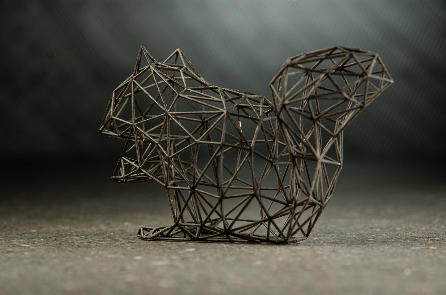 Zauberhafte Eichhörnchen-Skulptur aus Drahtdekor
