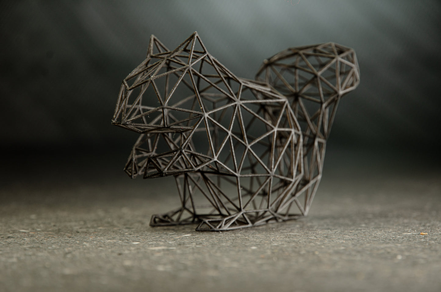 Zauberhafte Eichhörnchen-Skulptur aus Drahtdekor