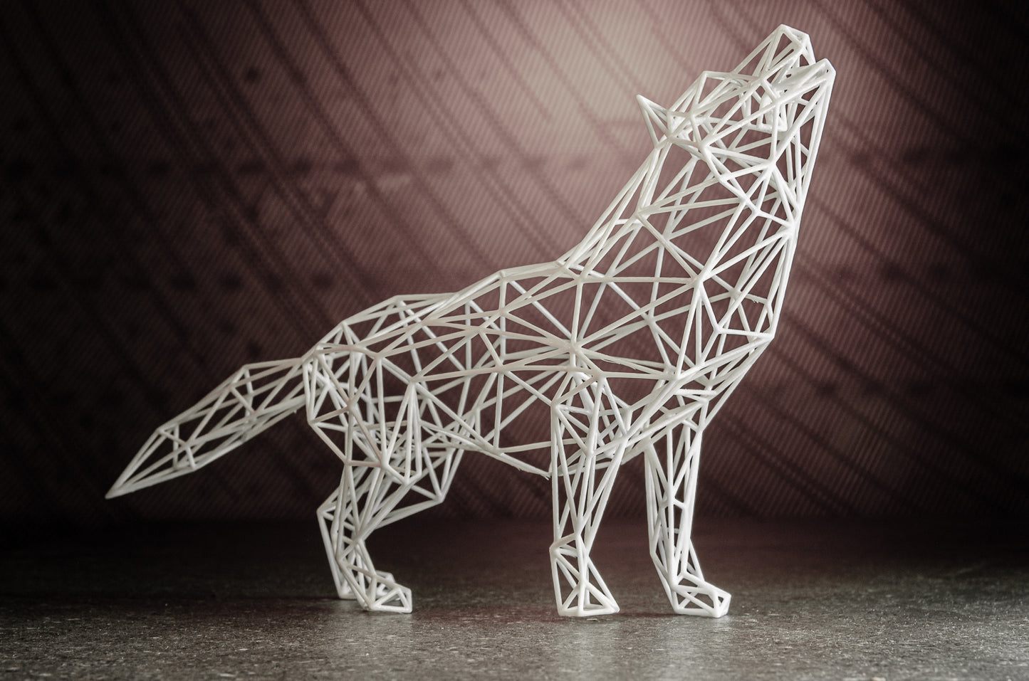 Majestätische moderne Wolfsskulptur - 3D-Drahtgitter-Harzkunst für Wohndekoration, geometrisches Dekor