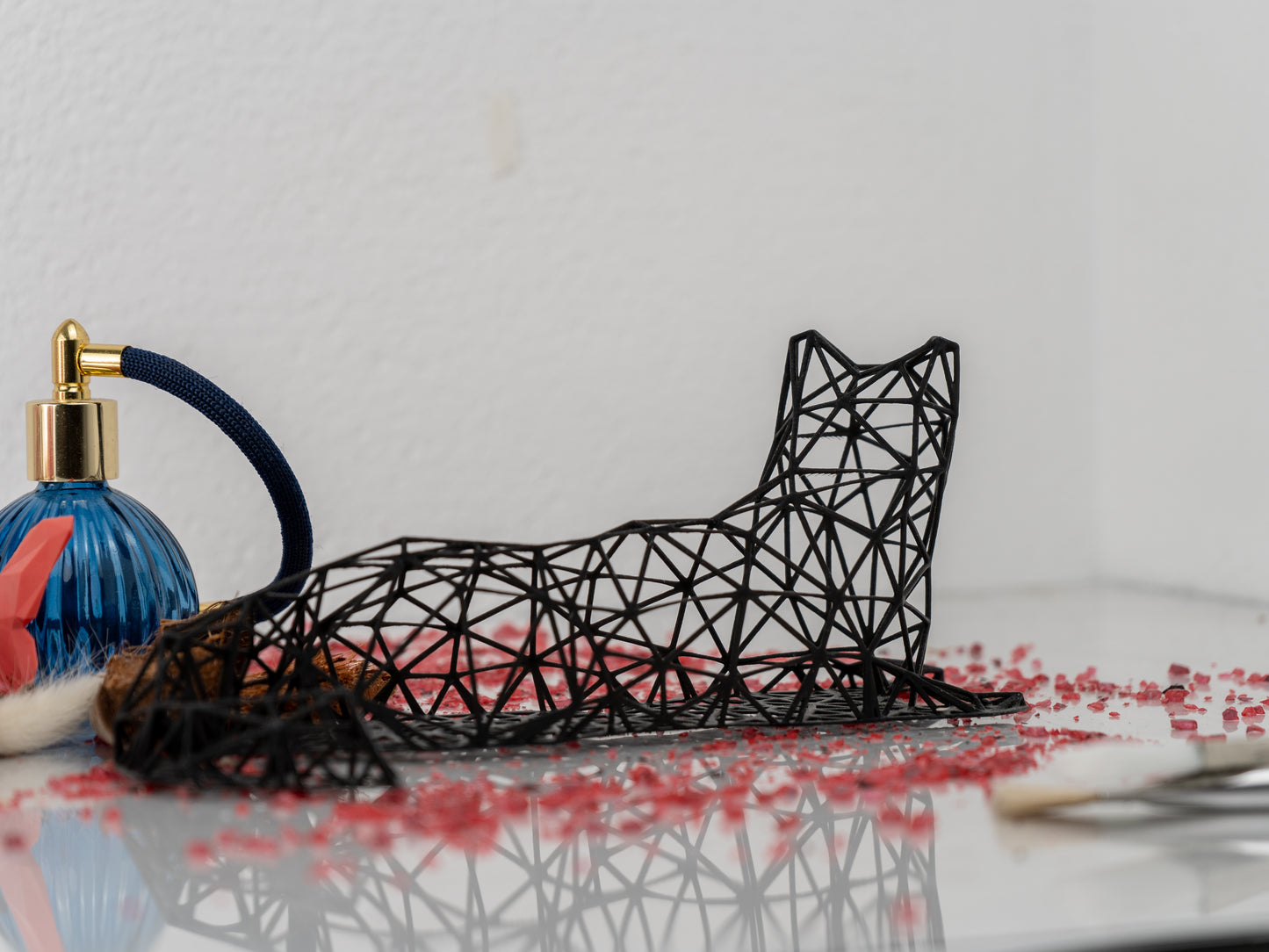 Elegante liegende Katzen-Dekor-Skulptur 