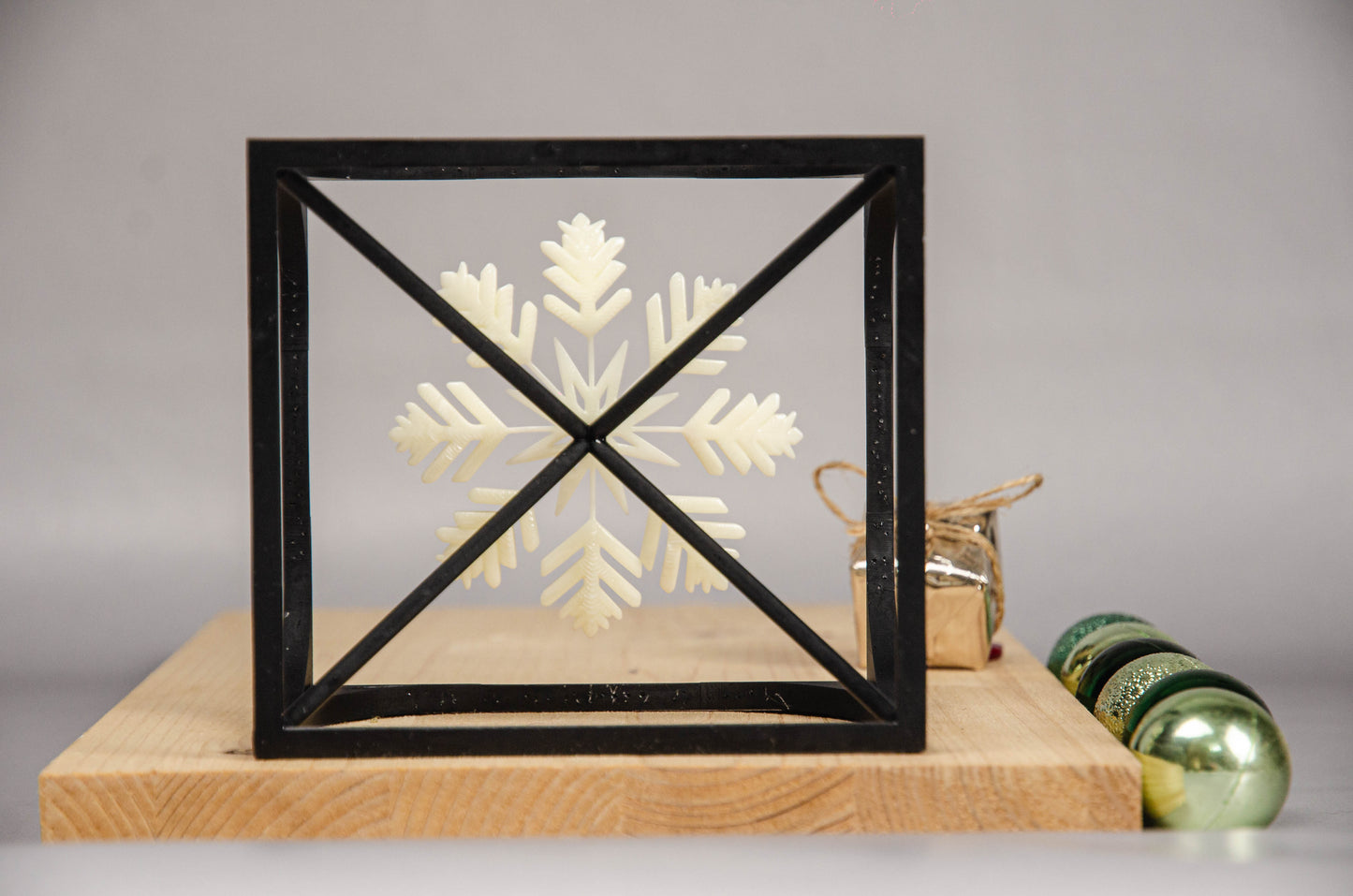 Schneeflockenwürfel – Minimalistisches Würfeldesign für winterlich inspirierte Wohndekoration