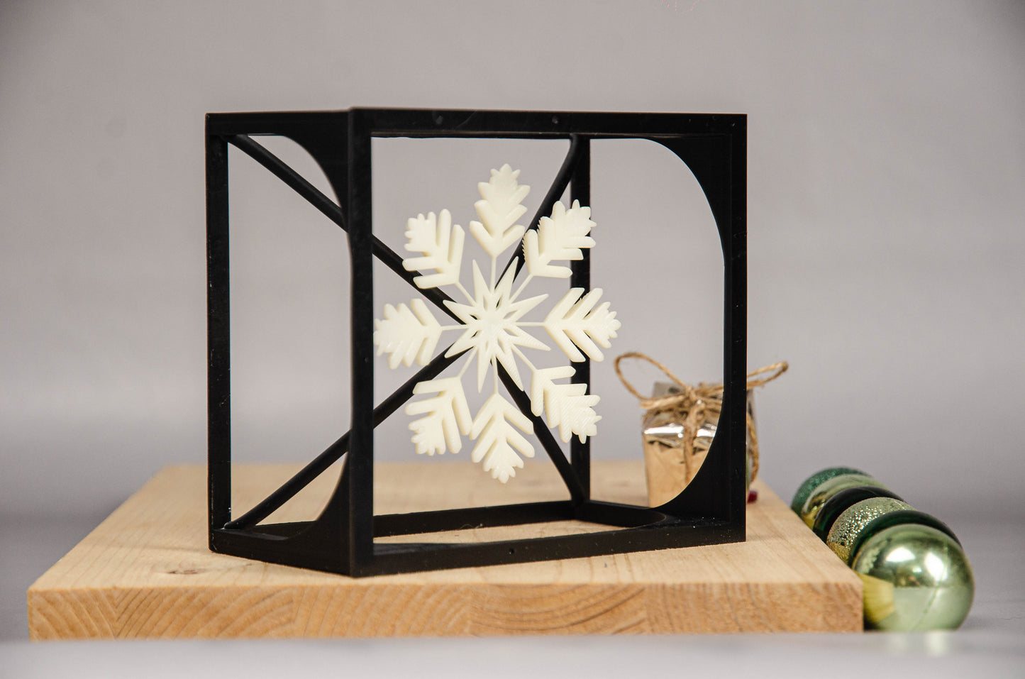 Schneeflockenwürfel – Minimalistisches Würfeldesign für winterlich inspirierte Wohndekoration