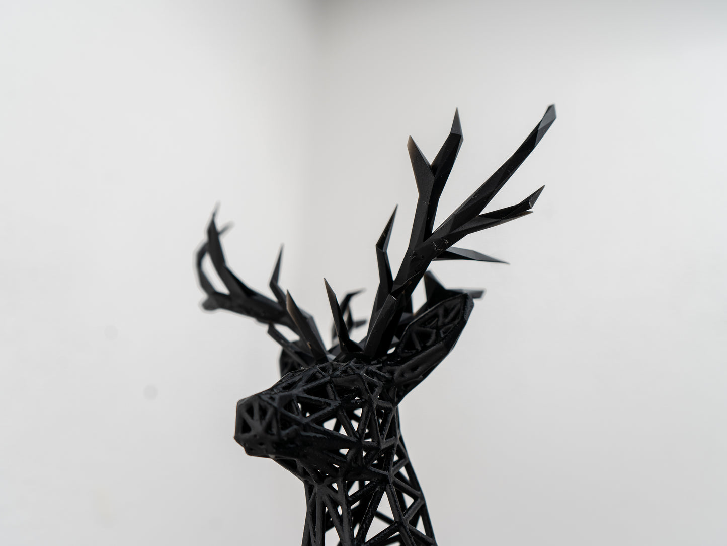 Hirschskulptur aus Draht 