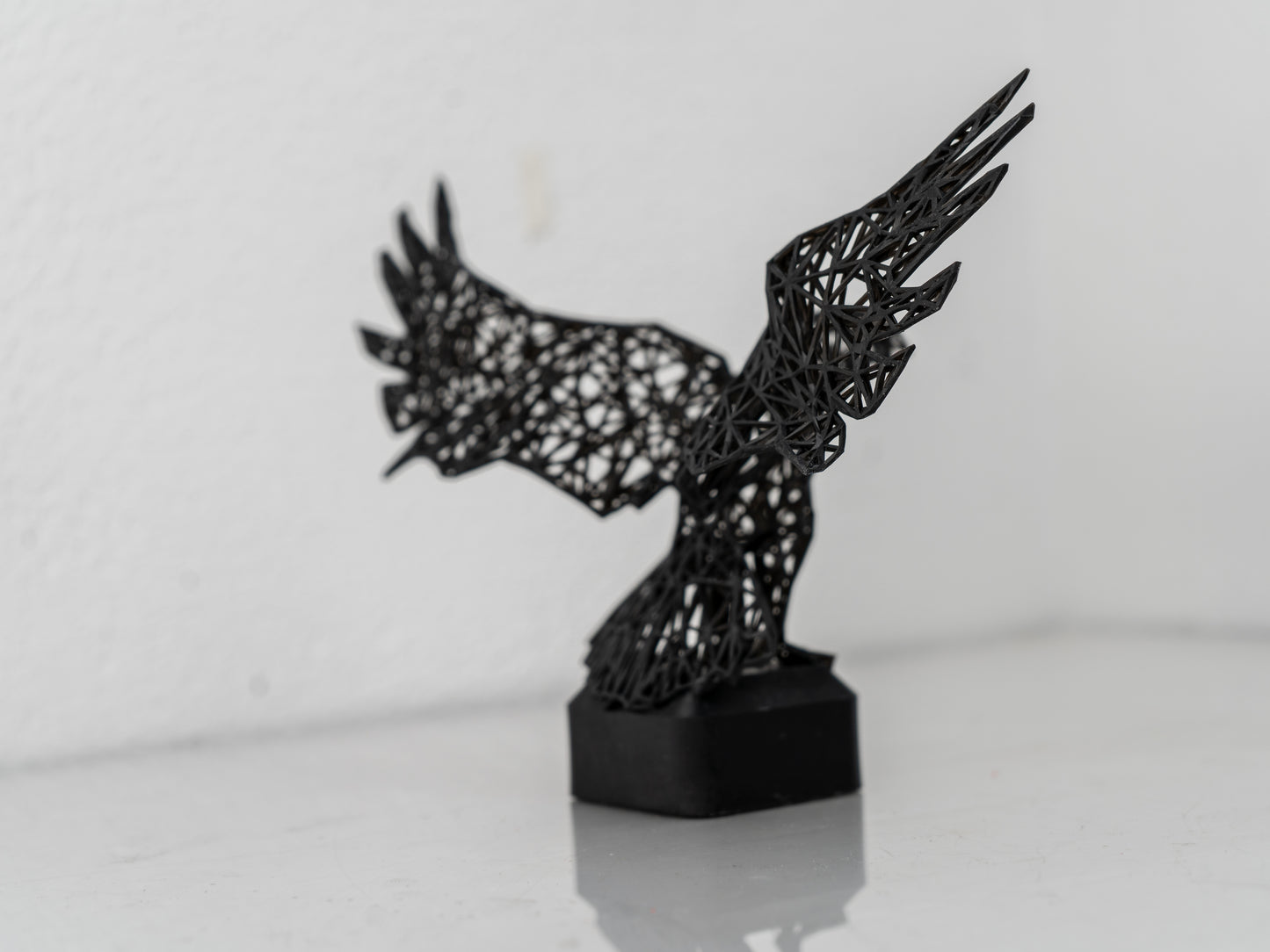 Mystische Rabenskulptur – Aufwendiges Drahtgitterdesign – Offene Flügel für zauberhafte Heimdekoration
