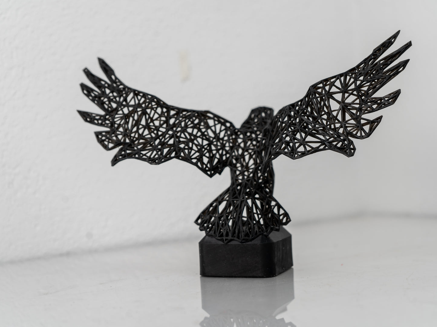 Mystische Rabenskulptur – Aufwendiges Drahtgitterdesign – Offene Flügel für zauberhafte Heimdekoration