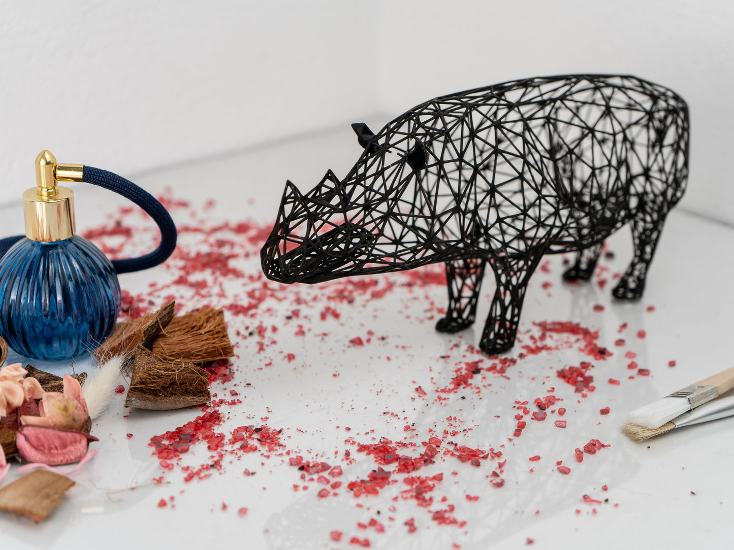 Moderne Nashorn-Skulptur 