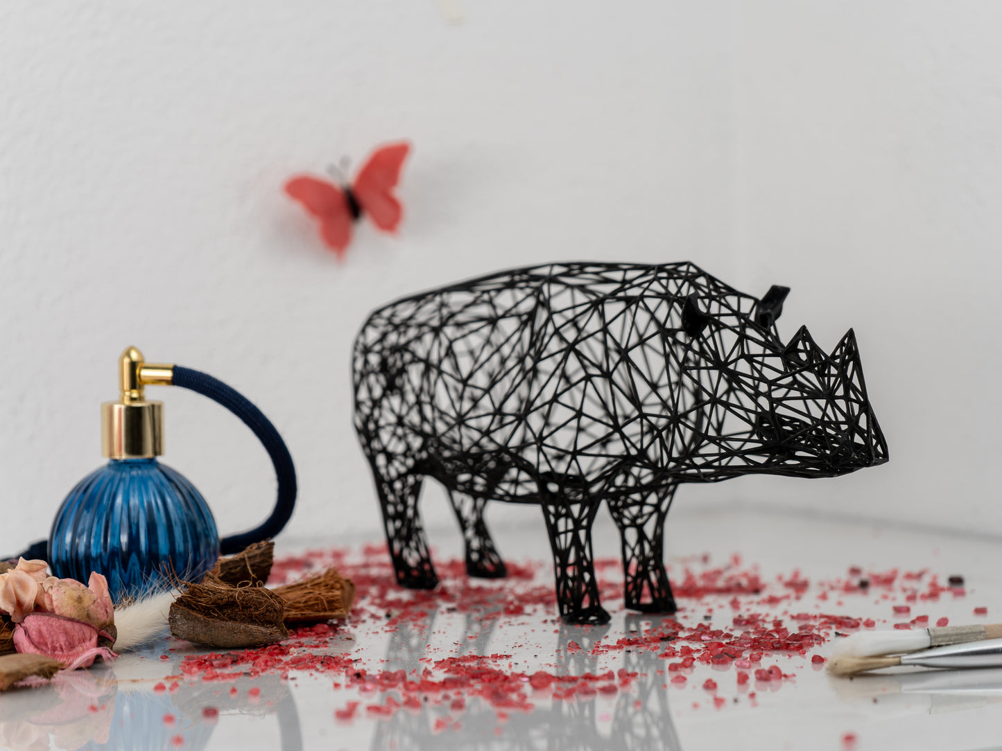 Moderne Nashorn-Skulptur 