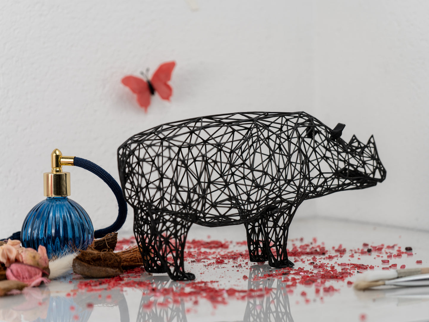 Moderne Nashorn-Skulptur 