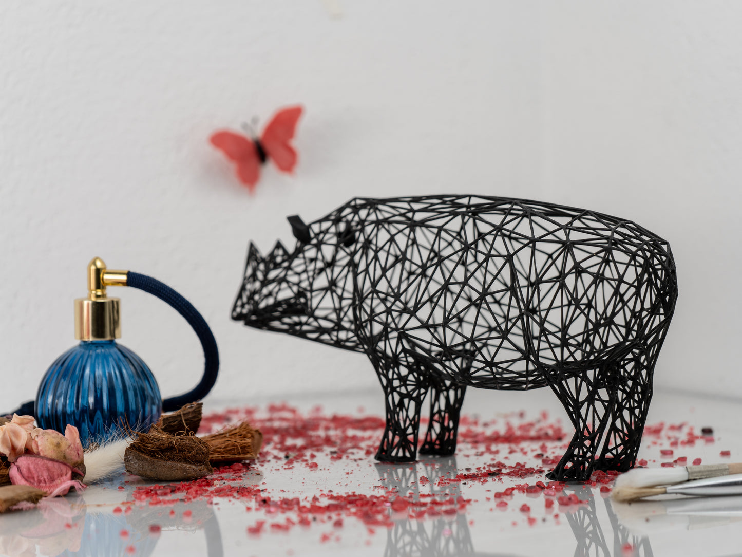 Moderne Nashorn-Skulptur 