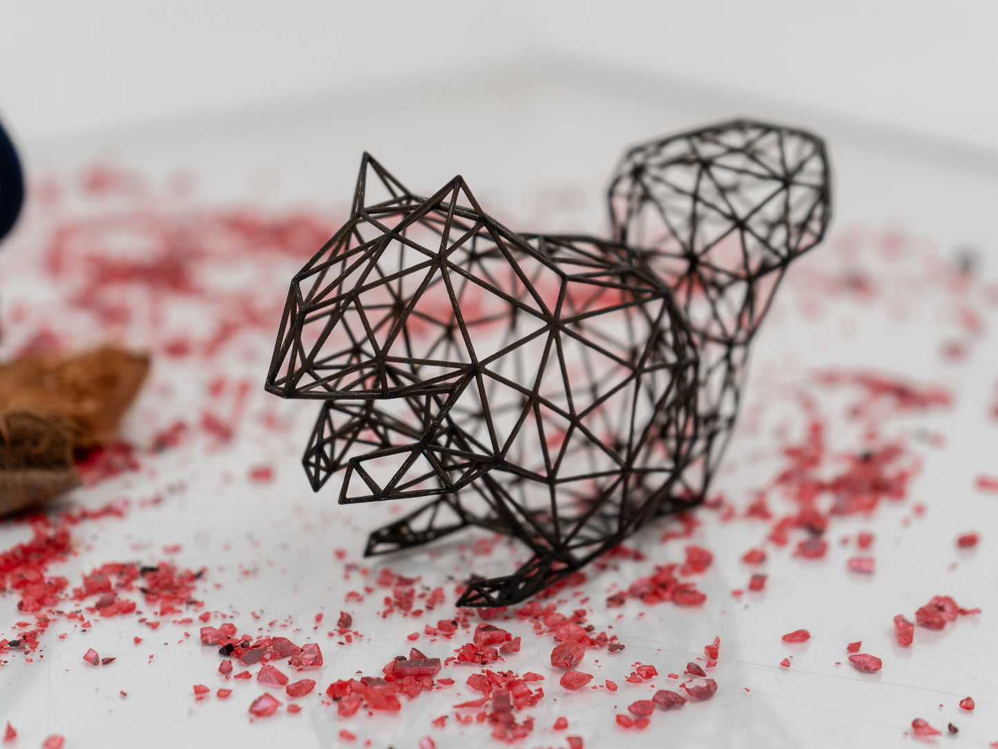 Zauberhafte Eichhörnchen-Skulptur aus Drahtdekor