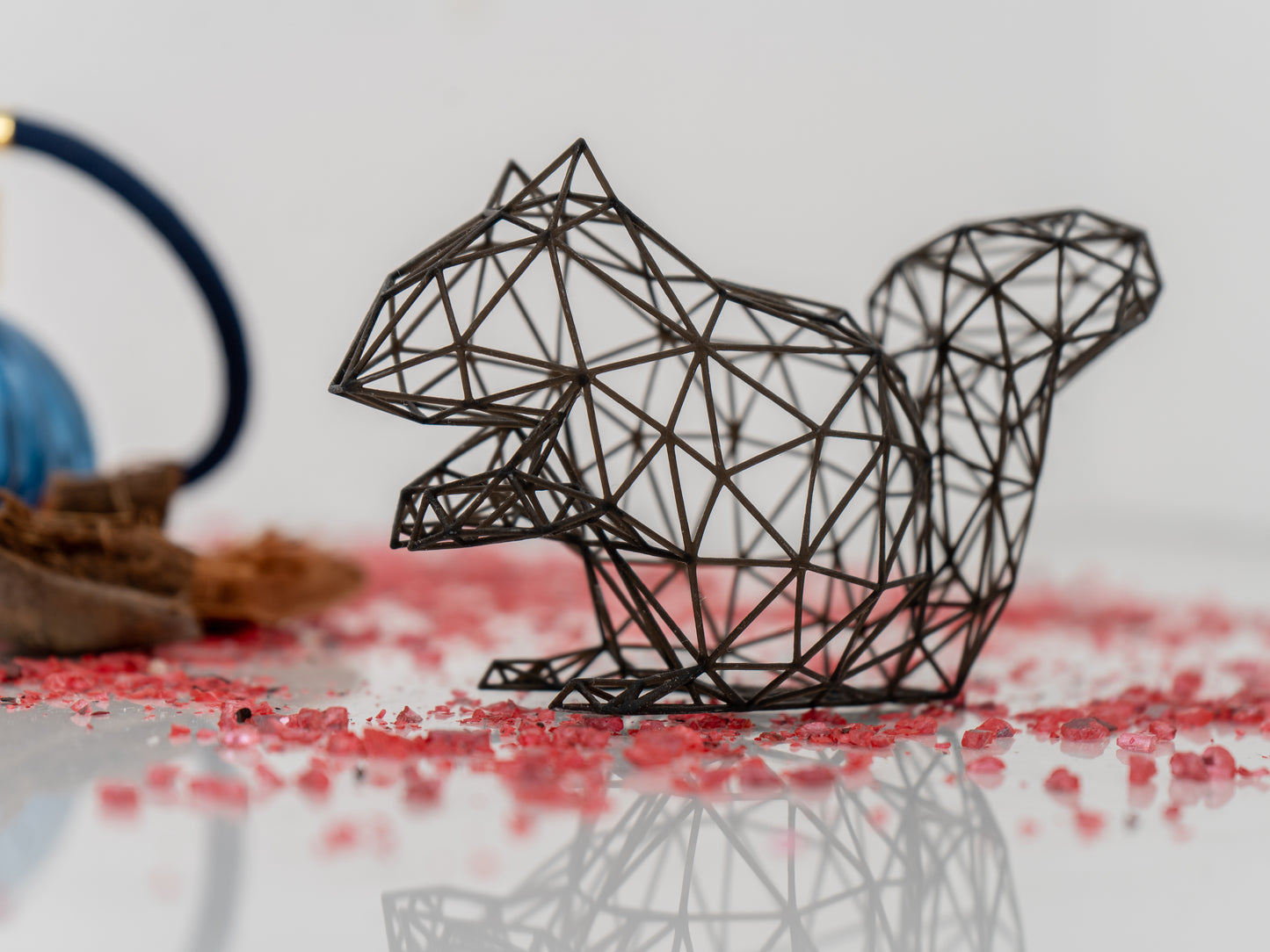 Zauberhafte Eichhörnchen-Skulptur aus Drahtdekor