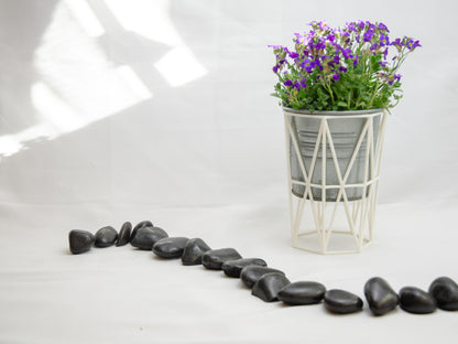 Upright Geometric Wire Vase Cage – Black Design for 10cm Pots & Wedding Table Decor