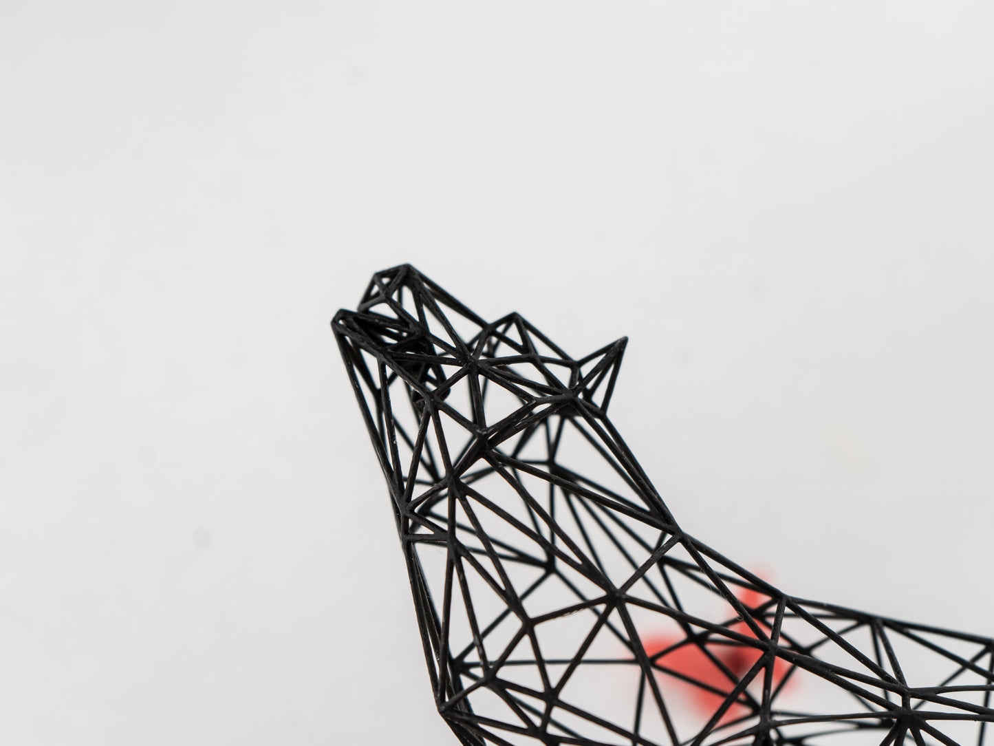 Majestätische moderne Wolfsskulptur - 3D-Drahtgitter-Harzkunst für Wohndekoration, geometrisches Dekor 