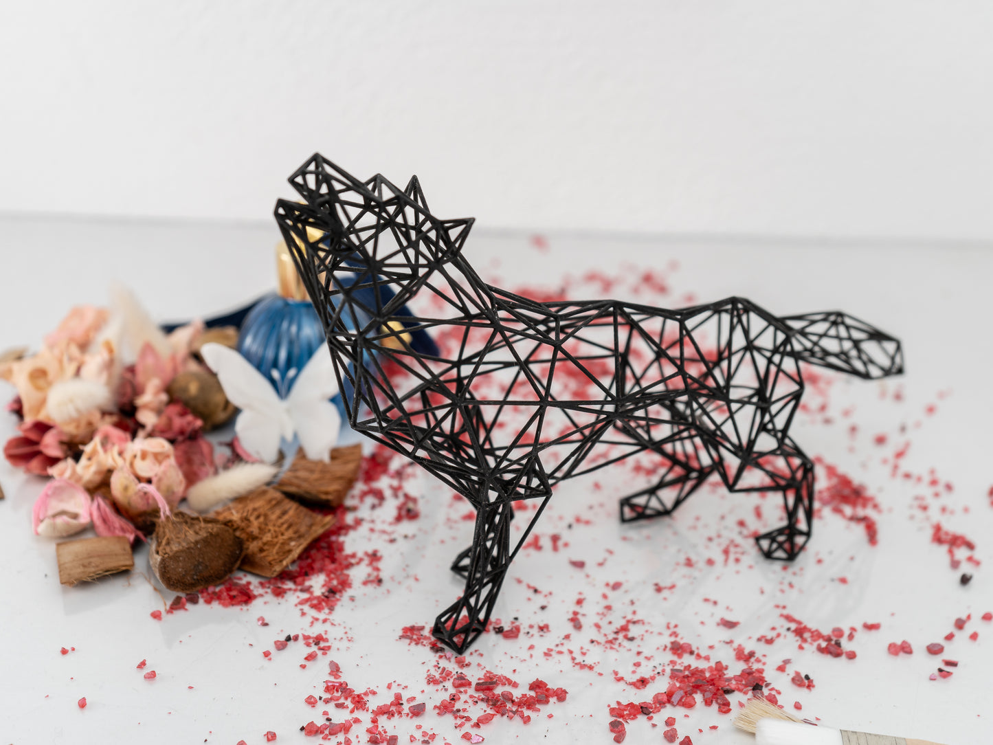 Majestätische moderne Wolfsskulptur - 3D-Drahtgitter-Harzkunst für Wohndekoration, geometrisches Dekor 