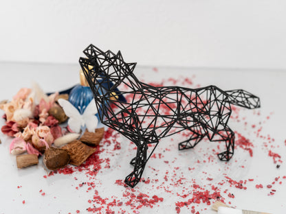 Majestätische moderne Wolfsskulptur - 3D-Drahtgitter-Harzkunst für Wohndekoration, geometrisches Dekor 