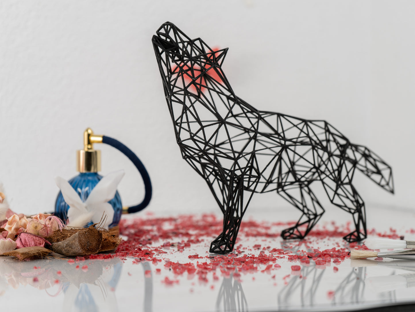 Majestätische moderne Wolfsskulptur - 3D-Drahtgitter-Harzkunst für Wohndekoration, geometrisches Dekor 