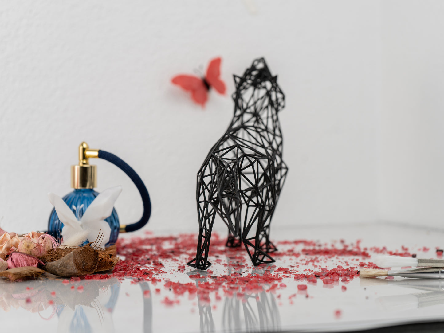 Majestätische moderne Wolfsskulptur - 3D-Drahtgitter-Harzkunst für Wohndekoration, geometrisches Dekor 