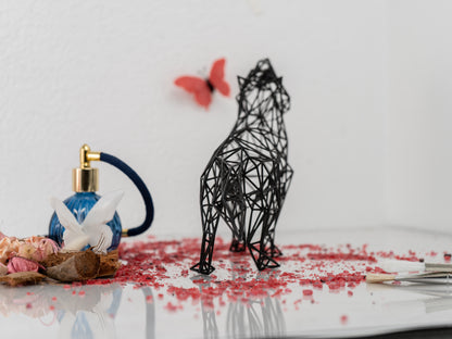 Majestätische moderne Wolfsskulptur - 3D-Drahtgitter-Harzkunst für Wohndekoration, geometrisches Dekor 