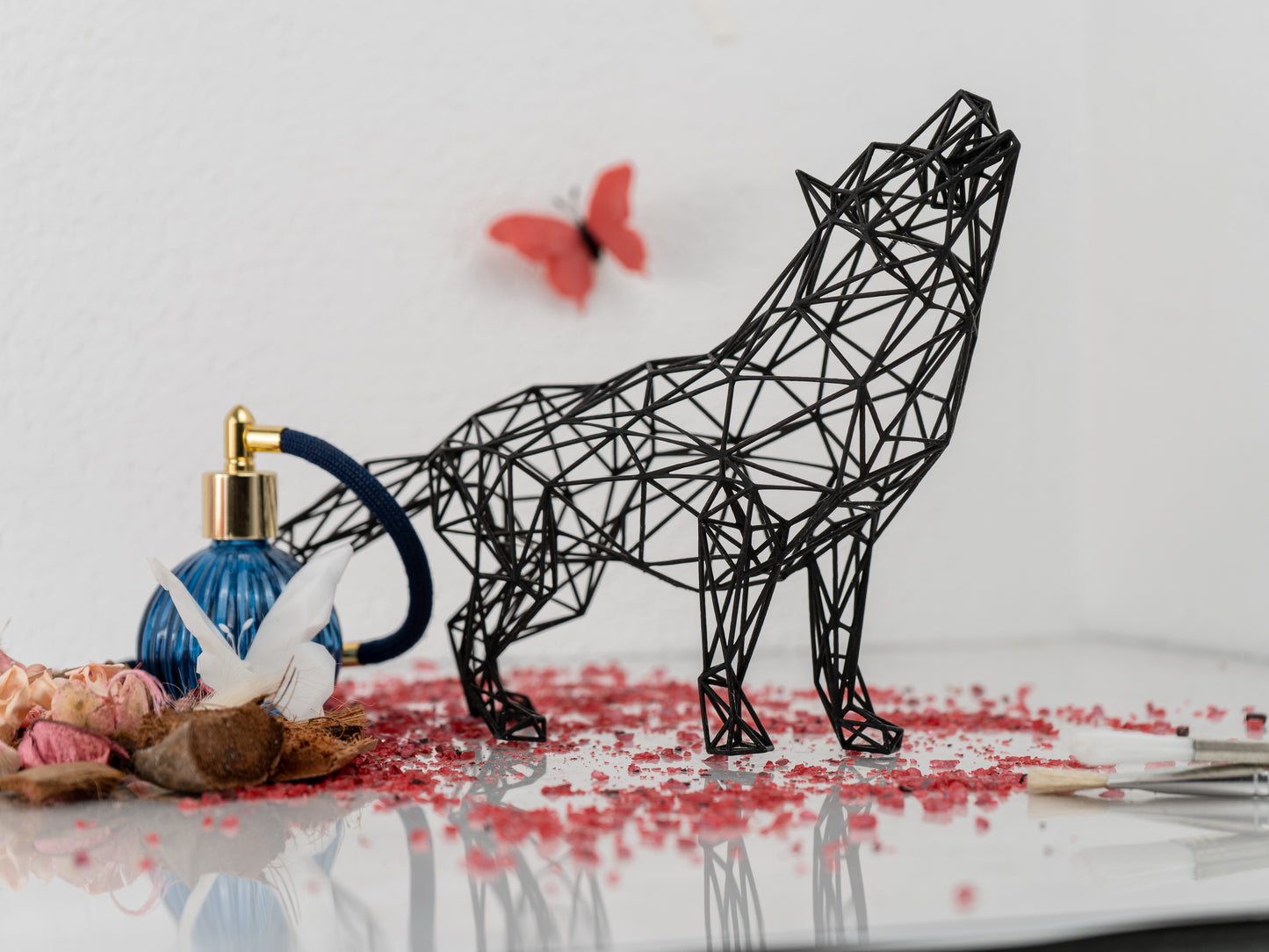 Majestätische moderne Wolfsskulptur - 3D-Drahtgitter-Harzkunst für Wohndekoration, geometrisches Dekor 