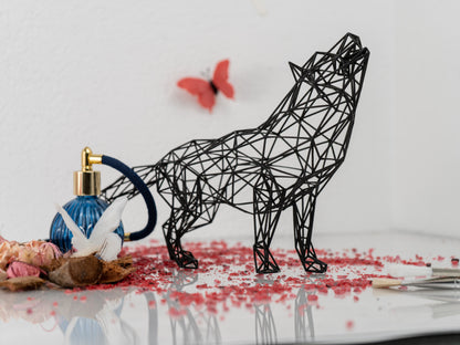 Majestätische moderne Wolfsskulptur - 3D-Drahtgitter-Harzkunst für Wohndekoration, geometrisches Dekor 
