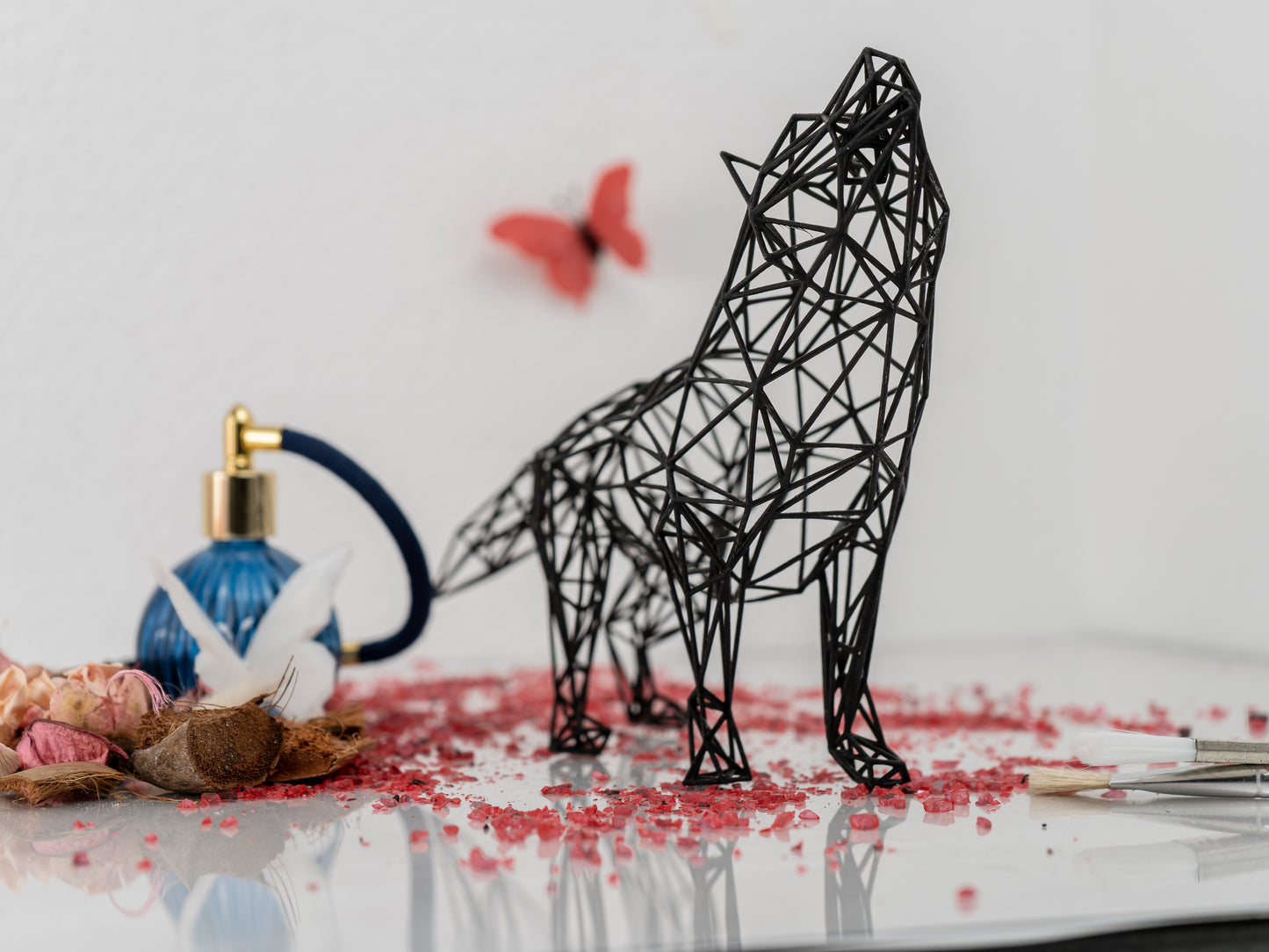 Majestätische moderne Wolfsskulptur - 3D-Drahtgitter-Harzkunst für Wohndekoration, geometrisches Dekor 