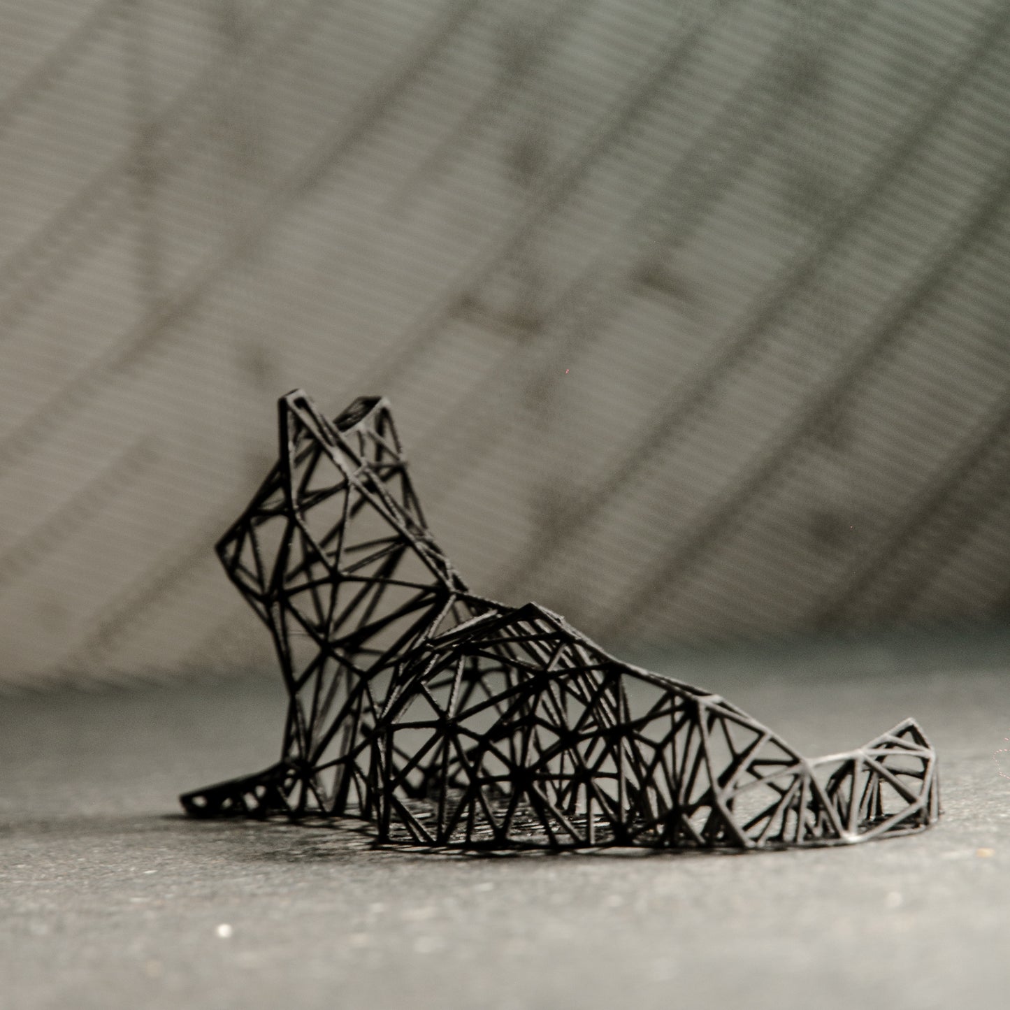 Elegante liegende Katzen-Dekor-Skulptur 
