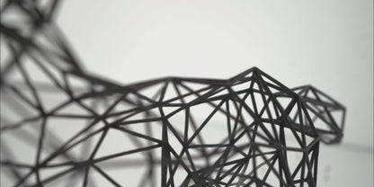 Majestätische moderne Wolfsskulptur - 3D-Drahtgitter-Harzkunst für Wohndekoration, geometrisches Dekor 