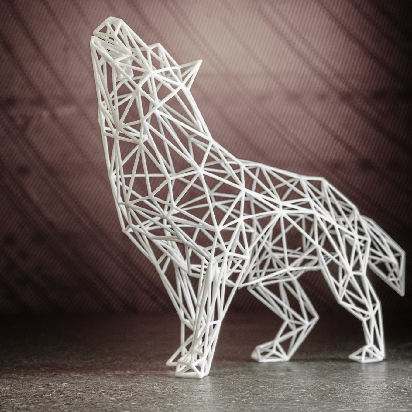 Majestätische moderne Wolfsskulptur - 3D-Drahtgitter-Harzkunst für Wohndekoration, geometrisches Dekor 
