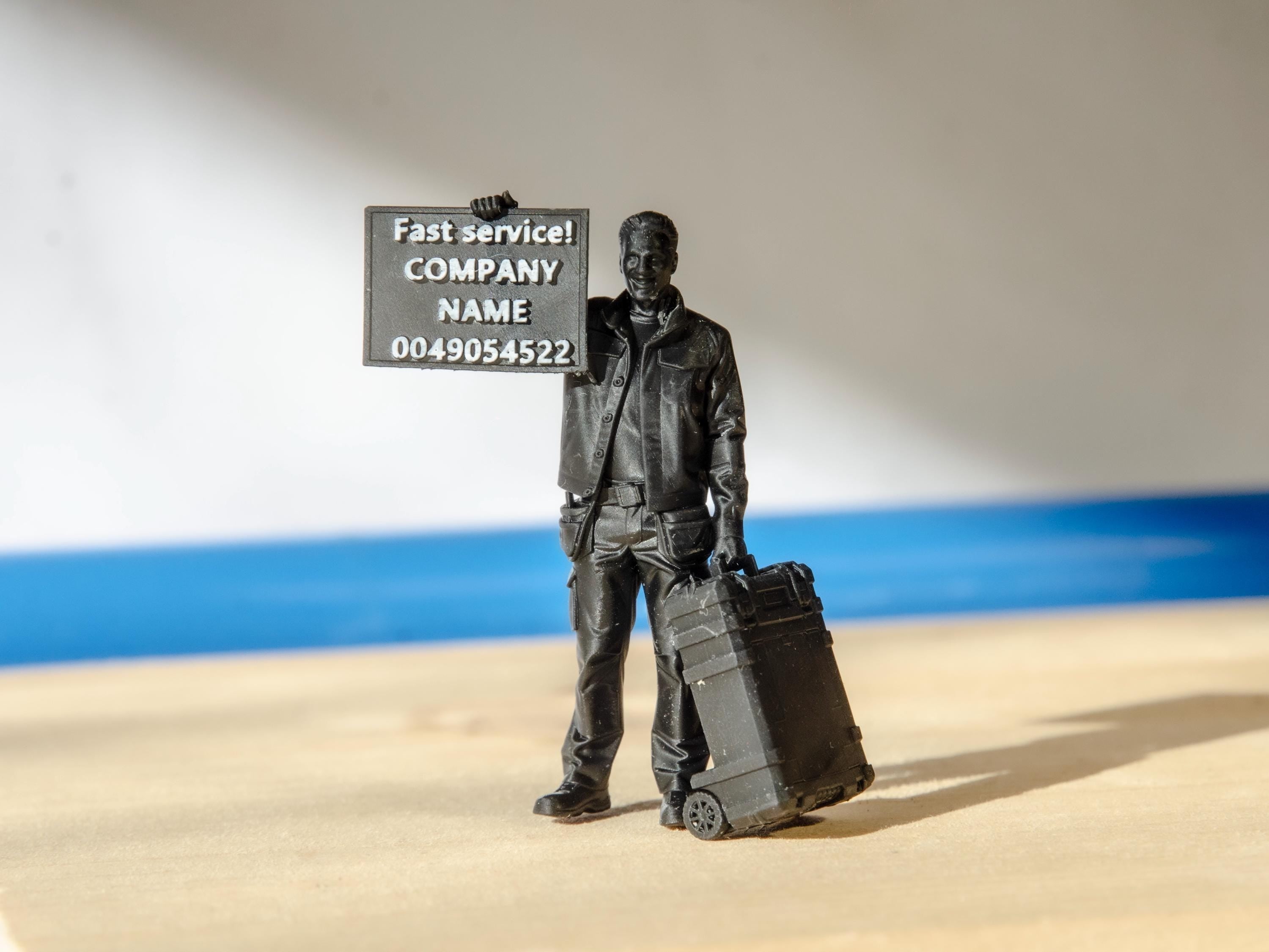 Originalaufnahme einer von 3DOffice gefertigten Handwerkerfigur mit Schild und Werkzeugkoffer